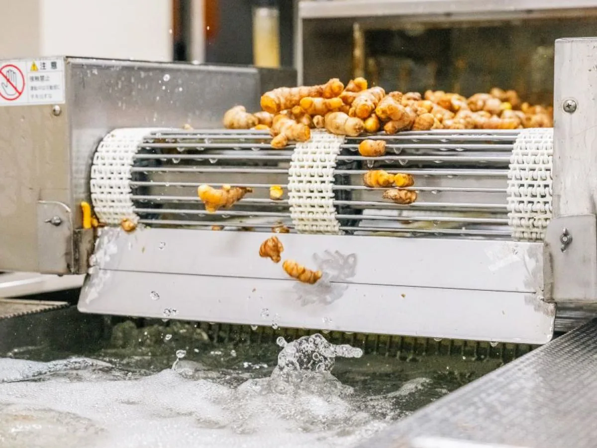 Washing with strong acidic water through a low-pressure shower tunnel.